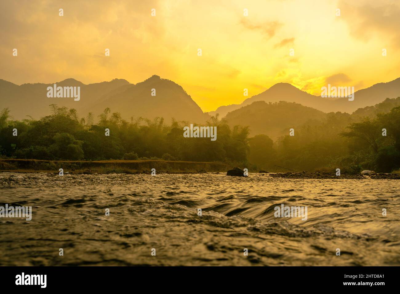 Vista mozzafiato dell'alba estiva sulle montagne con il bellissimo lago, Kerala paesaggio naturale immagine per viaggi e turismo concetto Foto Stock