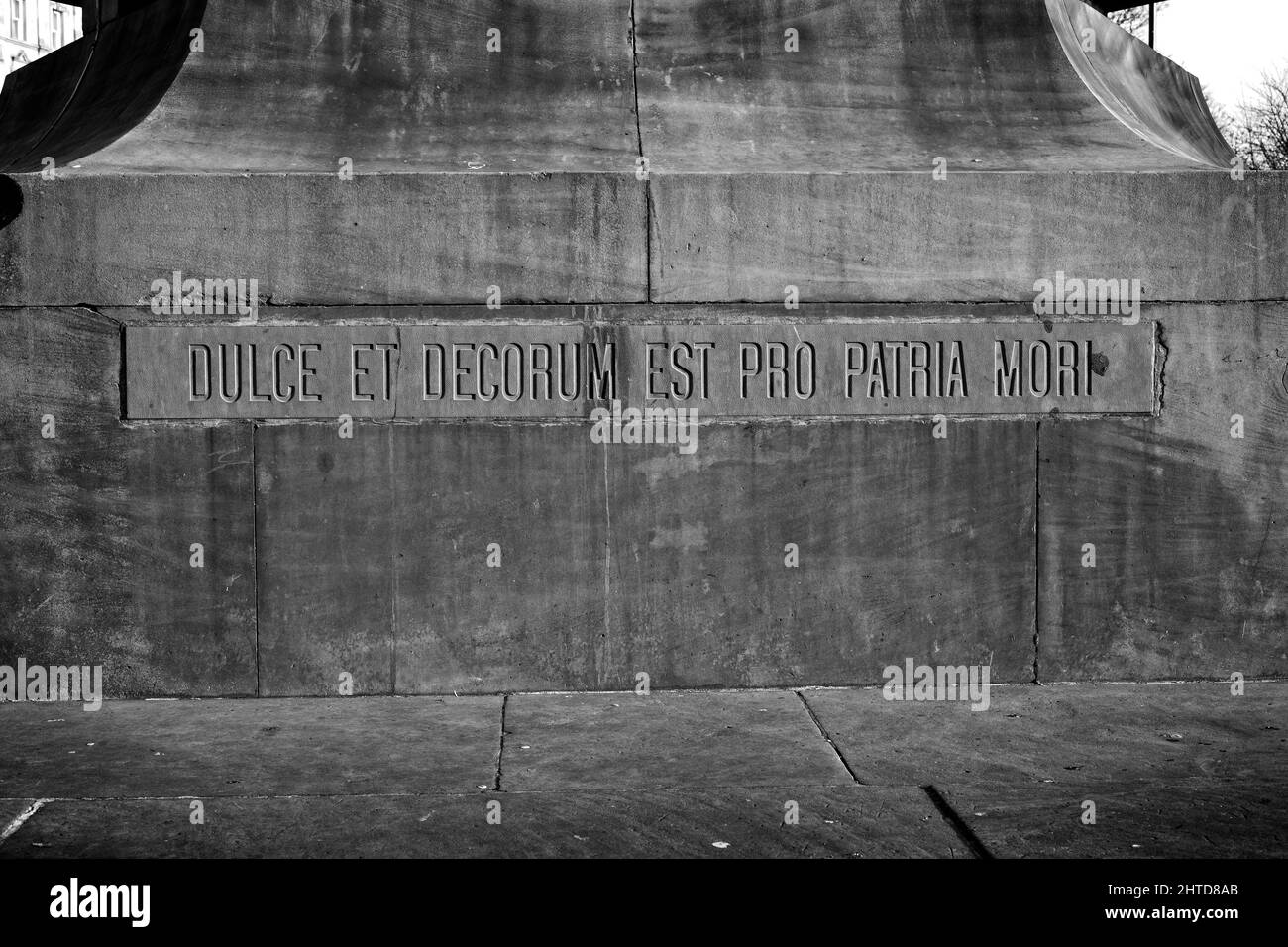 Questa iscrizione si trova alla base di un memoriale di guerra a Newcastle upon Tyne. Preso da un poema di guerra da Wilfrid Owen si traduce in 'è dolce e fi Foto Stock