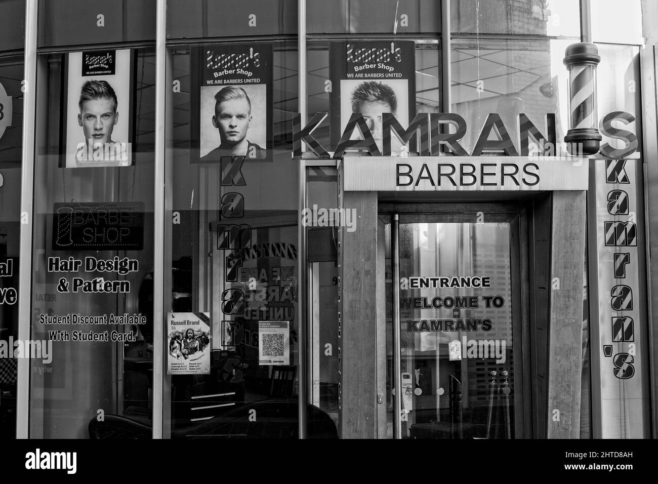 Questo barbiere con facciata in vetro occupa uno spazio commerciale nell'edificio della stazione della metropolitana Haymarket nel centro di Newcastle. Foto Stock