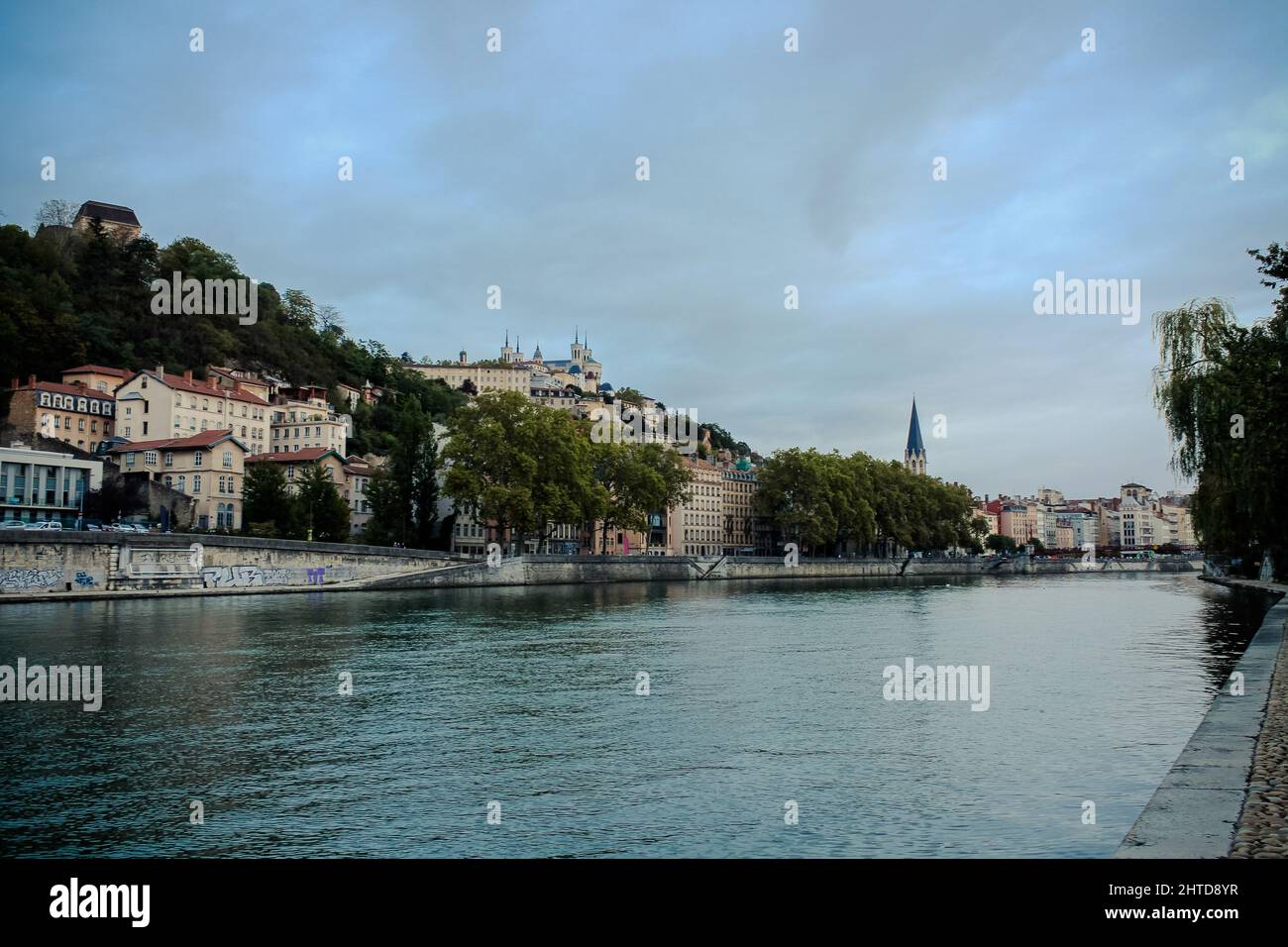 Primo piano della Chiesa di San Giorgio con edifici lungo il fiume Saone Foto Stock