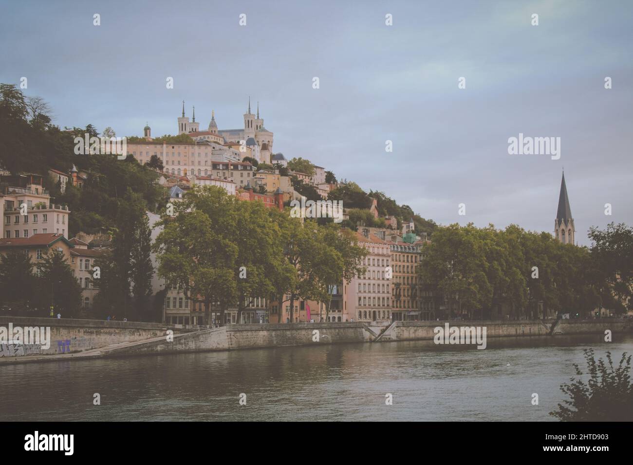 Primo piano della Chiesa di San Giorgio con edifici lungo il fiume Saone Foto Stock