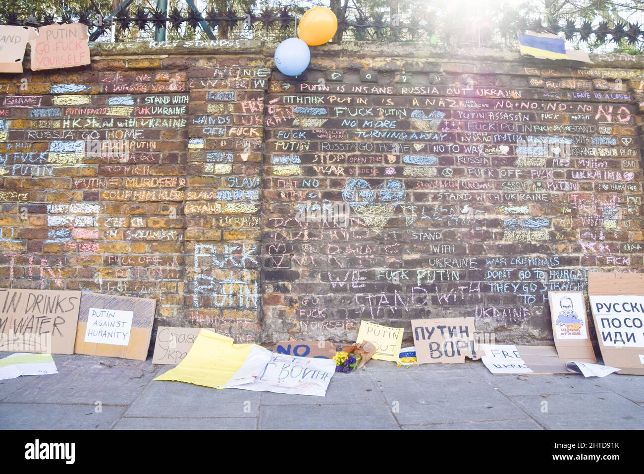 Londra, Regno Unito. 27th febbraio 2022. Anti-Putin, anti-guerra e pro-Ucraina i segni e i messaggi scritti in gesso coprono il muro e l'ingresso dell'ambasciata russa mentre la guerra in Ucraina continua. Foto Stock