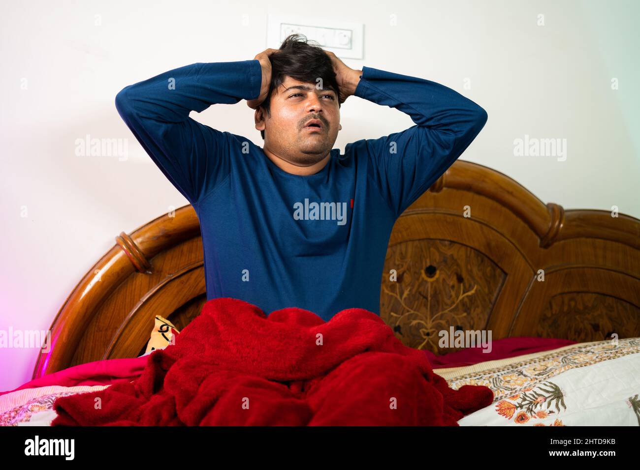 il giovane è stato triste a causa di un obiettivo mancato mentre guardava una partita di calcio in streaming in tv o in televisione in camera da letto durante la notte - cocept di appassionati di sport Foto Stock