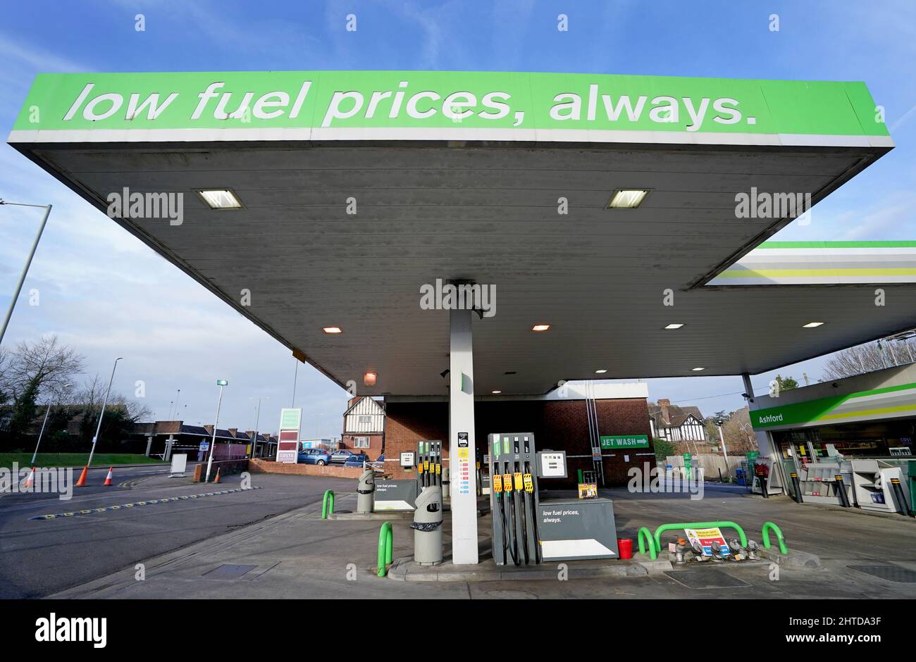 Svuotare le pompe di alimentazione in una stazione di rifornimento ad Ashford, Kent. I prezzi medi della benzina nel Regno Unito hanno superato per la prima volta i £1,51. Il costo tipico di un litro di benzina alle previsioni del Regno Unito era di 150,65p il sabato e di 151,25p la domenica, secondo le cifre della società di dati Experian catalist. Data foto: Lunedì 28 febbraio 2022. Foto Stock