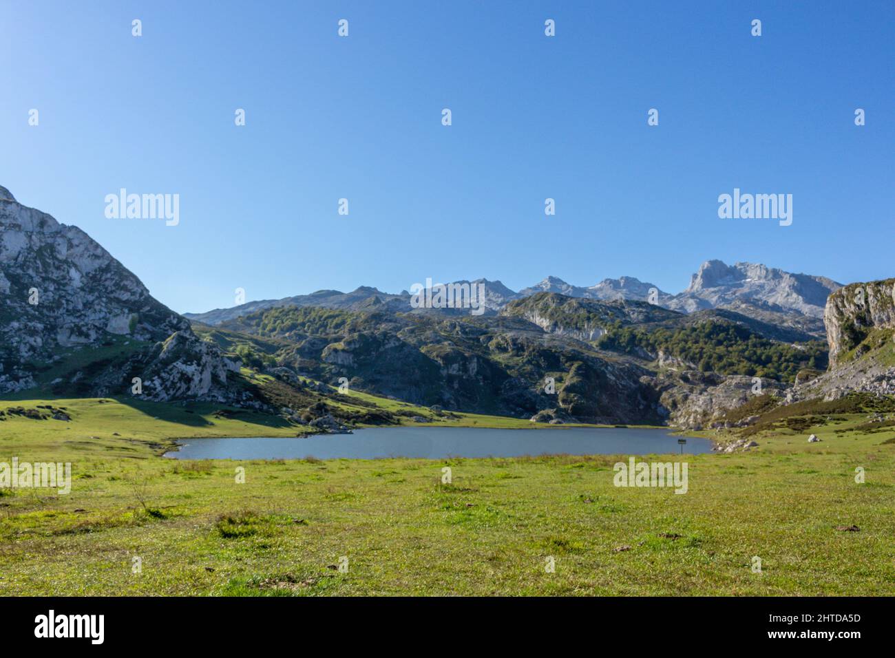 Primo piano del lago glaciale Ercina immerso tra le meravigliose cime di montagna in Spagna Foto Stock