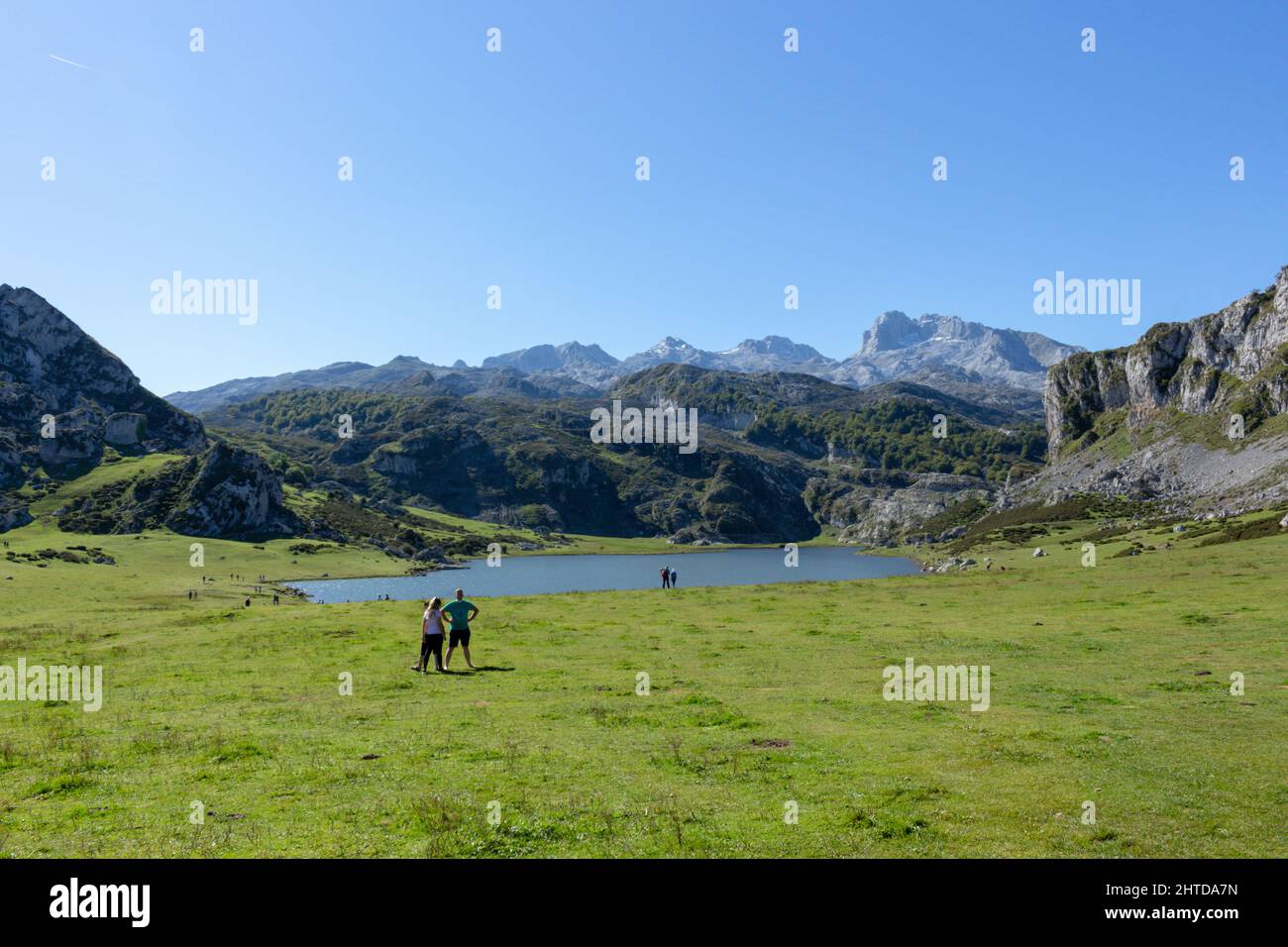 Primo piano del lago glaciale Ercina immerso tra le meravigliose cime di montagna in Spagna Foto Stock