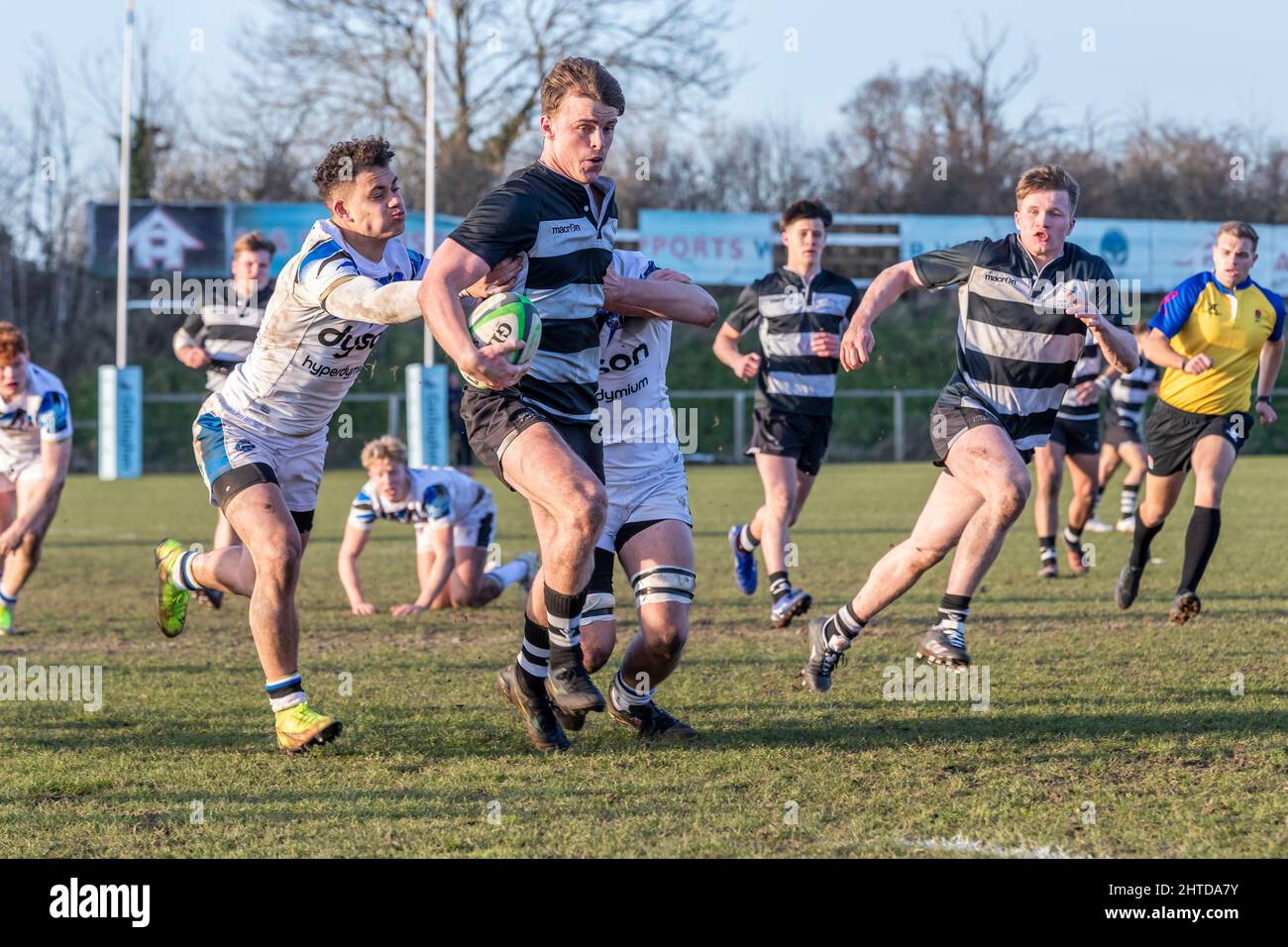 Jeremy Civil con palla per Newcastle Falcons che sono in Black & White vs Bath Under 18s allo stadio Worcester Warriors' Sixways. 27th febbraio 2022. Foto Stock