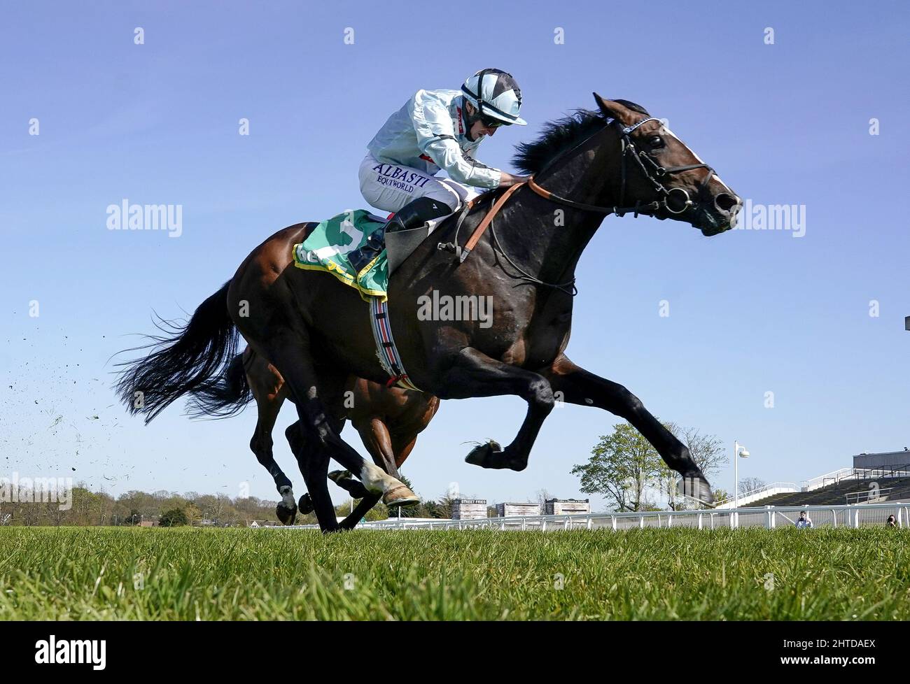 Foto di archivio datata 23-04-2021 di Alenquer guidato da Tom Marquand sulla loro strada per vincere la prova classica bet365 al Sandown Park Racecourse. Alenquer è in corso per il Dubai Sheema Classic dopo aver infrantato il record di miglio e quarto di pista al Lingfield il sabato. Data di emissione: Lunedì 28 febbraio 2022. Foto Stock