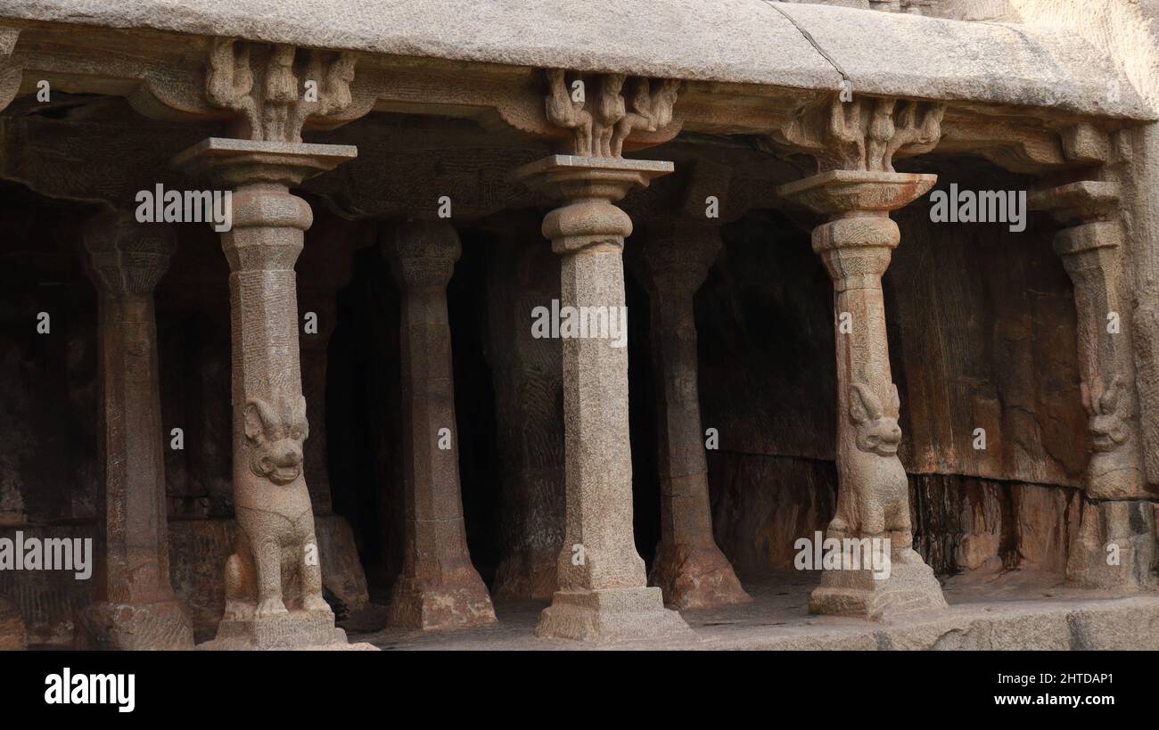 Un primo piano delle colonne di Krishna Mandapam alla Penance Mahabalipuram di Arjuna Foto Stock