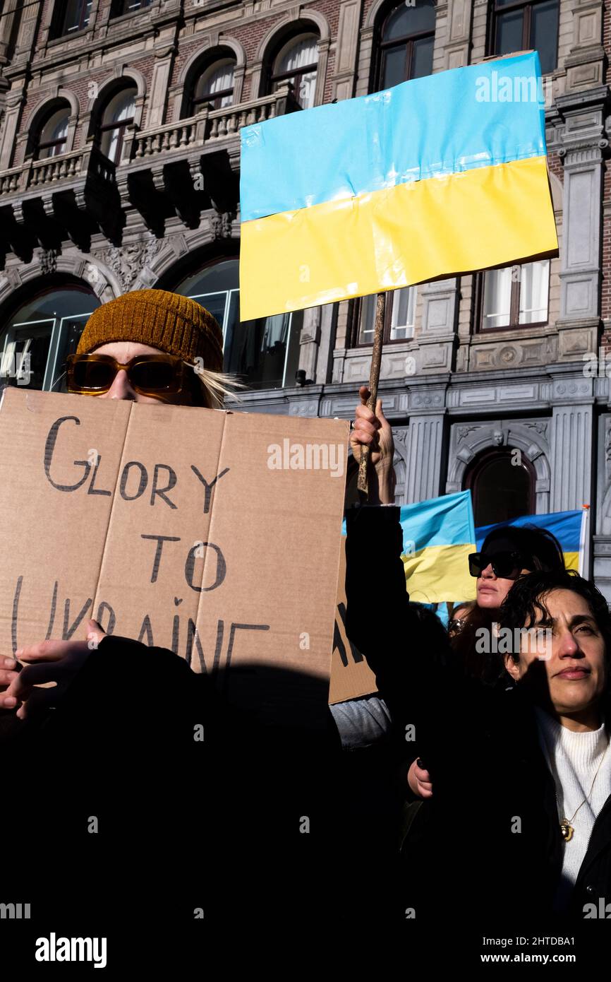 Amsterdam, Paesi Bassi. 27th febbraio 2022. In seguito agli attacchi contro l'Ucraina da parte della Russia di Vladimir Putin, migliaia di persone a sostegno dell'Ucraina si sono riunite e hanno tenuto dimostrazioni, con i partecipanti che portavano striscioni dicendo: "No alla guerra”, "libera Ucraina”, "ritorno a casa Russia”, "Boicott Russia” e "Stop Putin”. Foto Stock
