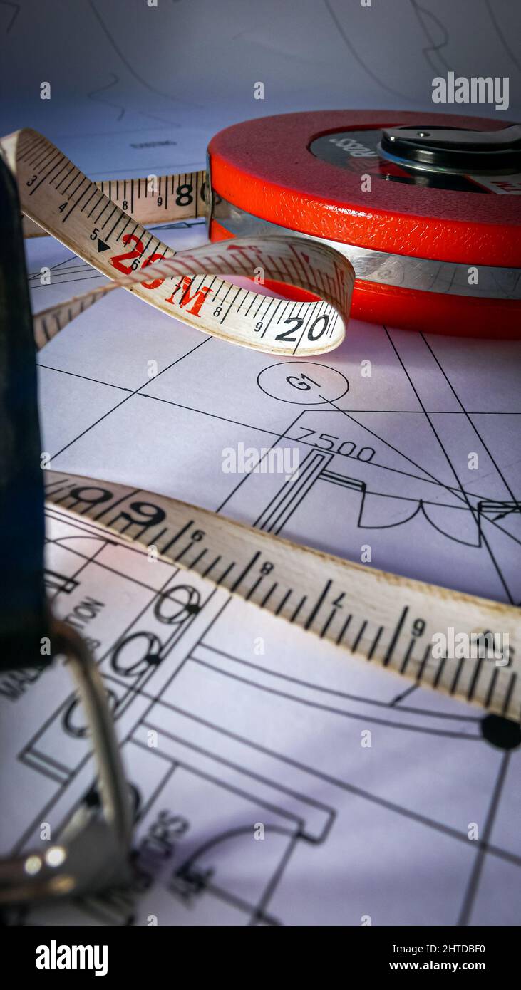 Immagine verticale di disegni e attrezzature architettoniche su un tavolo Foto Stock