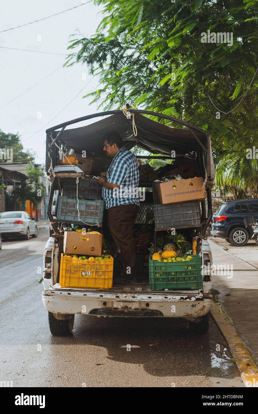 Lavoratore messicano, con un camion pieno di frutta Foto Stock