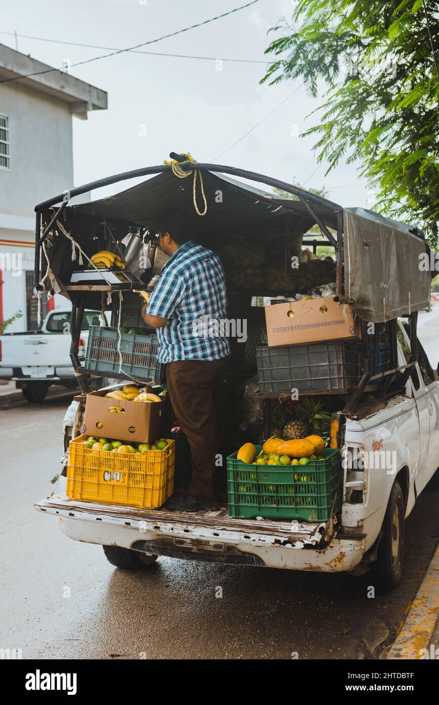 Lavoratore messicano, con un camion pieno di frutta Foto Stock