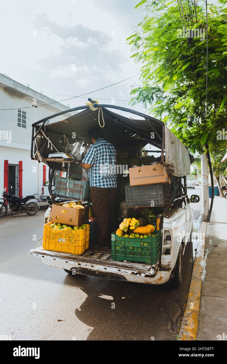 Lavoratore messicano, con un camion pieno di frutta Foto Stock