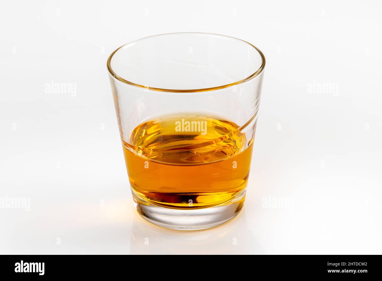 Bicchiere di whisky o whisky o bourbon o scotch, isolato in primo piano su bianco, sentiero di taglio Foto Stock