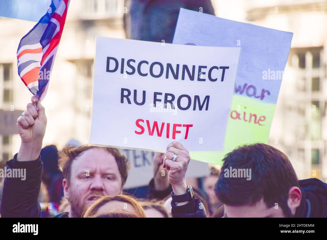 Londra, Regno Unito. 24th febbraio 2022. Un manifestante chiede che la Russia venga disconnessa dal sistema di pagamento SWIFT. I manifestanti si sono riuniti fuori Downing Street per protestare contro l'invasione russa dell'Ucraina e hanno chiesto al governo britannico di aiutare l'Ucraina e di imporre ulteriori sanzioni alla Russia. Foto Stock