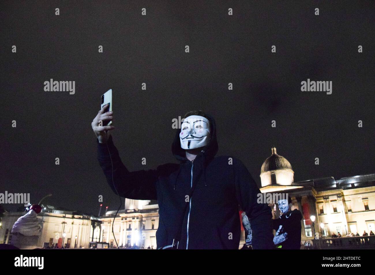 Un manifestante che indossa una maschera Guy Fawkes al Million Mask March organizzato dal gruppo hacktivist Anonymous a Trafalgar Square. Londra, Regno Unito 5th novembre 2021. Foto Stock