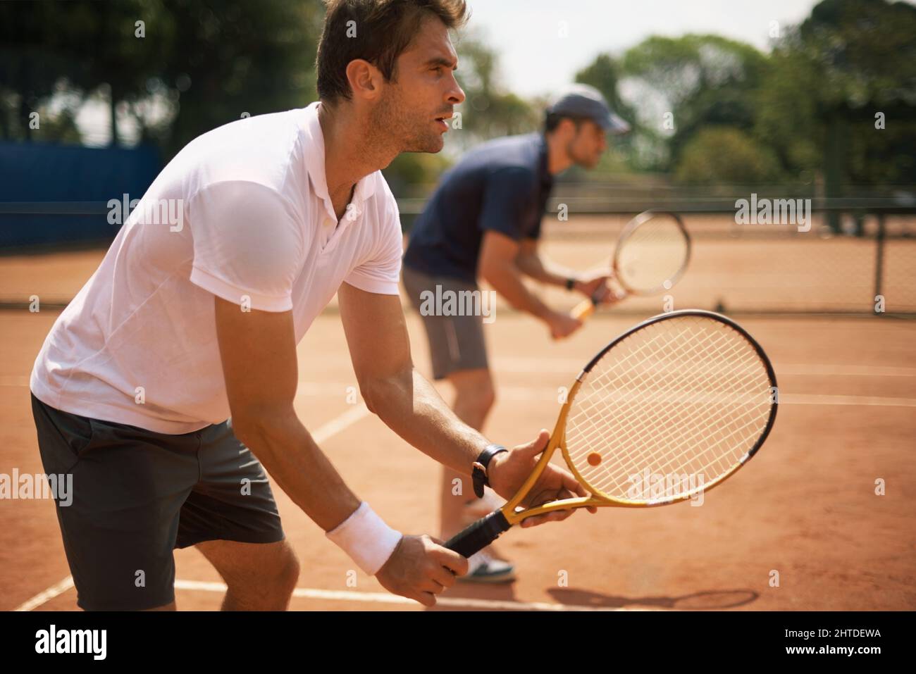 I loro amici e grandi rivali in campo. Due giocatori di tennis maschile sul campo. Foto Stock