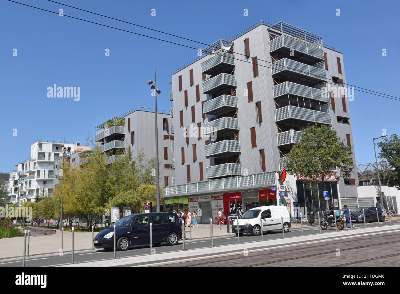 Blocco di appartamenti di sei piani sopra il piano terra negozi di fronte al Cour de Quebec, la strada principale attraverso il Ginko Eco-quartiere, Bordeaux Foto Stock