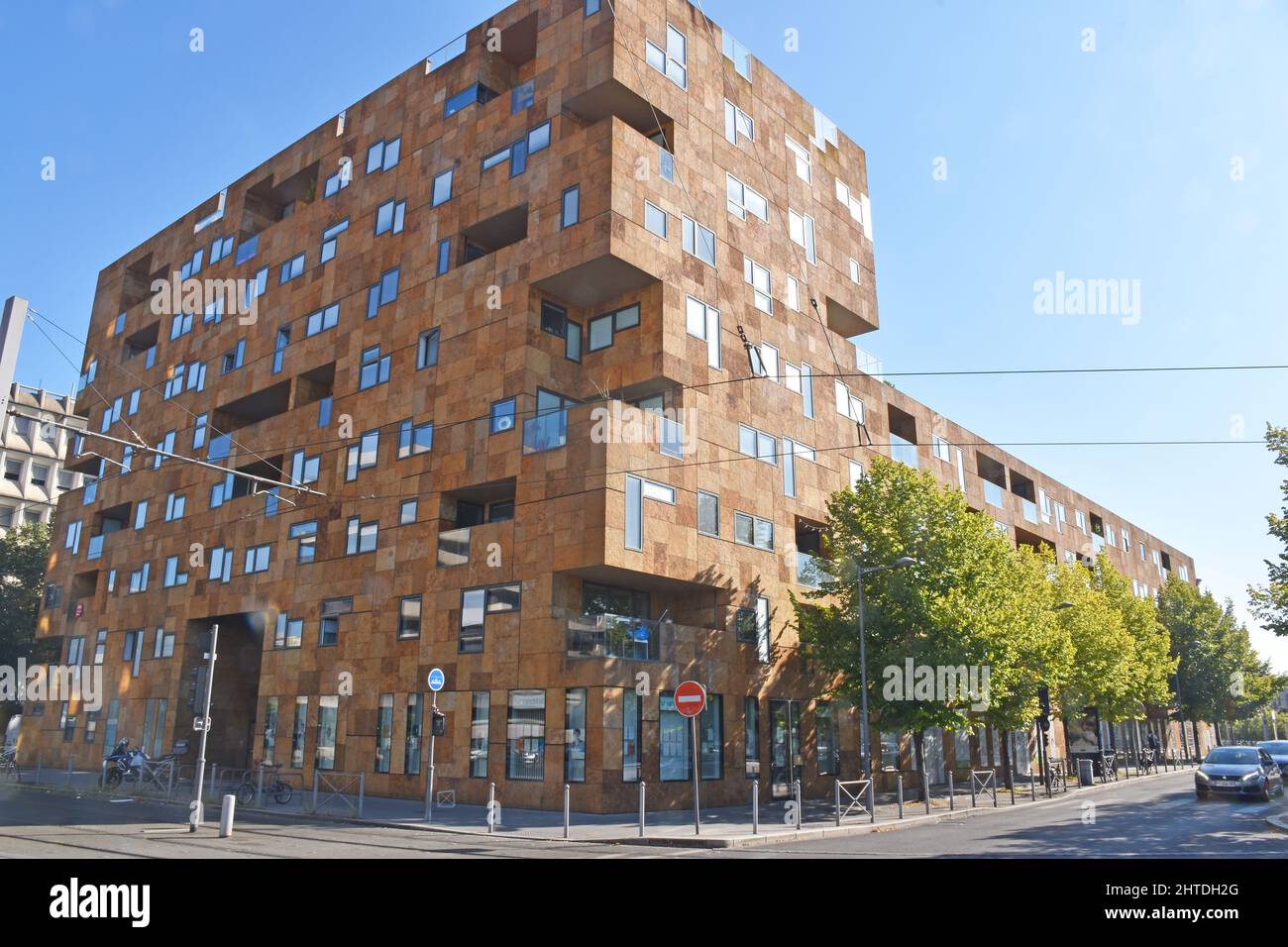 Square Pey Berland, un grande e moderno edificio di appartamenti a Bordeaux, per lo più a 8 piani, qualcosa di Lego-look, varie sfumature di pietra marrone rivestimento Foto Stock