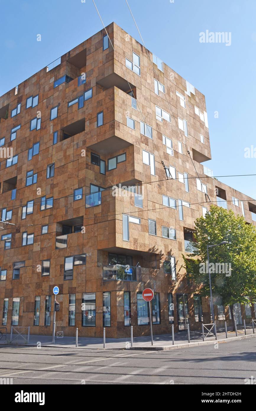 Square Pey Berland, un grande e moderno edificio di appartamenti a Bordeaux, per lo più a 8 piani, qualcosa di Lego-look, varie sfumature di pietra marrone rivestimento Foto Stock