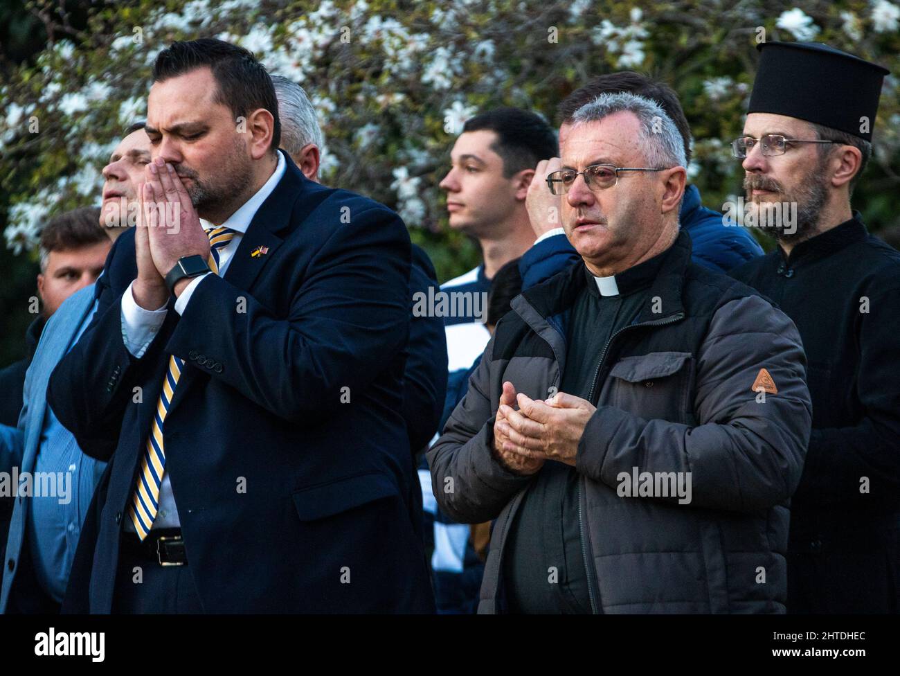 I leader religiosi conducono una preghiera in Ucraina, in mezzo all'invasione della Russia, al Campidoglio dello Stato della California a Sacramento, California, domenica 27 febbraio 2022. (Foto di Rahul Lal/Sipa USA) Foto Stock