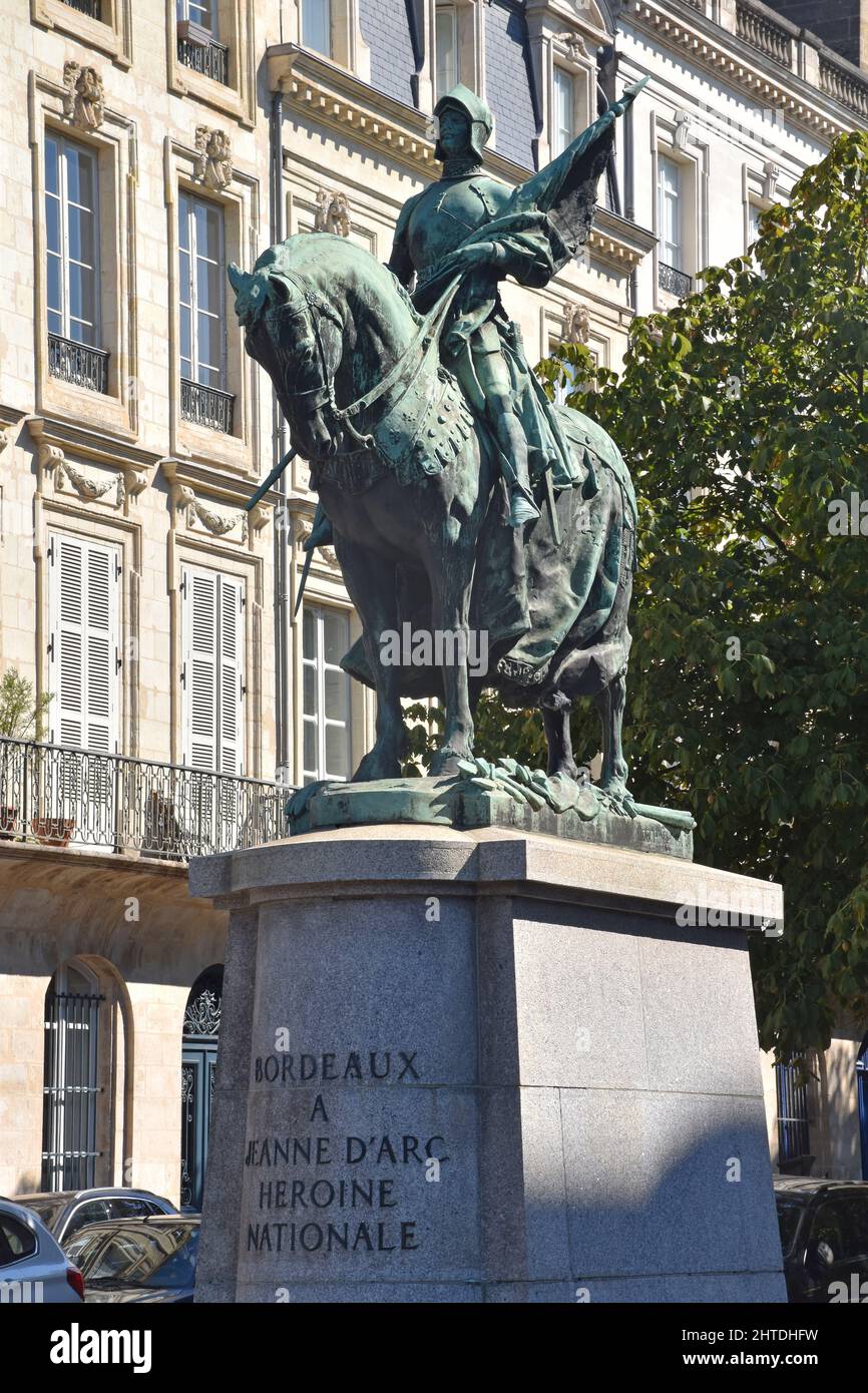 Una statua equestre di Giovanna d'Arco, Jeanne d'Arc, la Maid d d'Orleans, scolpita da Jules Déchin, eretto nel 1950 nel Cours Xavier-Arnozan, Bordeaux, Foto Stock