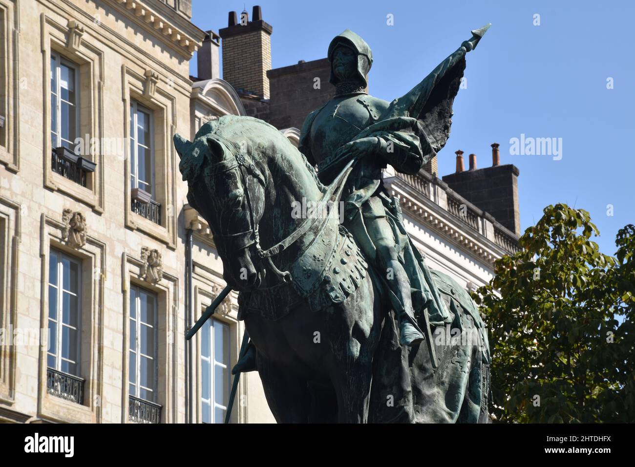 Una statua equestre di Giovanna d'Arco, Jeanne d'Arc, la Maid d d'Orleans, scolpita da Jules Déchin, eretto nel 1950 nel Cours Xavier-Arnozan, Bordeaux, Foto Stock