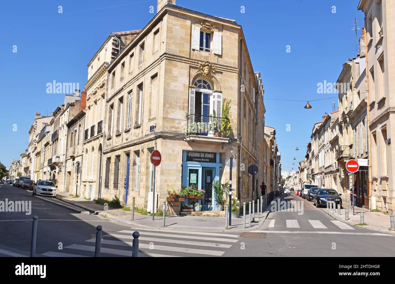 L'angolo eccezionalmente acuto tra Rue de la Course e Rue Albert Pitre riunione in Place Paul Doumer, nel quartiere Chartrons di Bordeaux Foto Stock