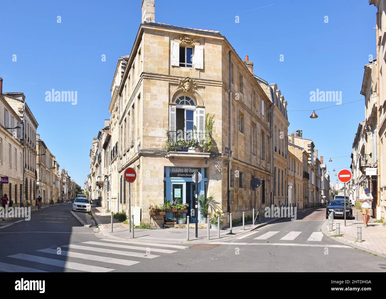 L'angolo eccezionalmente acuto tra Rue de la Course e Rue Albert Pitre riunione in Place Paul Doumer, nel quartiere Chartrons di Bordeaux Foto Stock