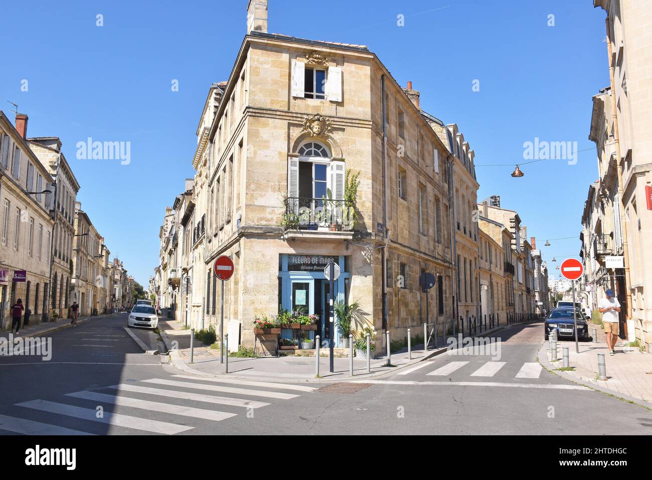 L'angolo eccezionalmente acuto tra Rue de la Course e Rue Albert Pitre riunione in Place Paul Doumer, nel quartiere Chartrons di Bordeaux Foto Stock