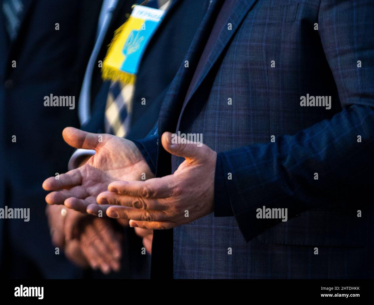 I leader religiosi conducono una preghiera in Ucraina, in mezzo all'invasione della Russia, al Campidoglio dello Stato della California a Sacramento, California, domenica 27 febbraio 2022. (Foto di Rahul Lal/Sipa USA) Foto Stock