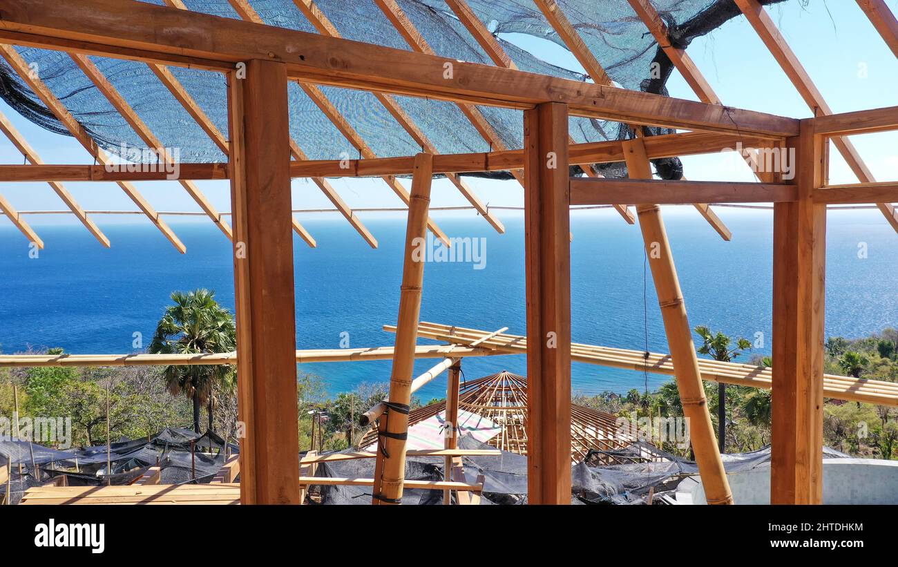 All'interno di una casa in legno in costruzione. Foto dettagliata di una struttura di sovrapposizione del tetto in legno Foto Stock