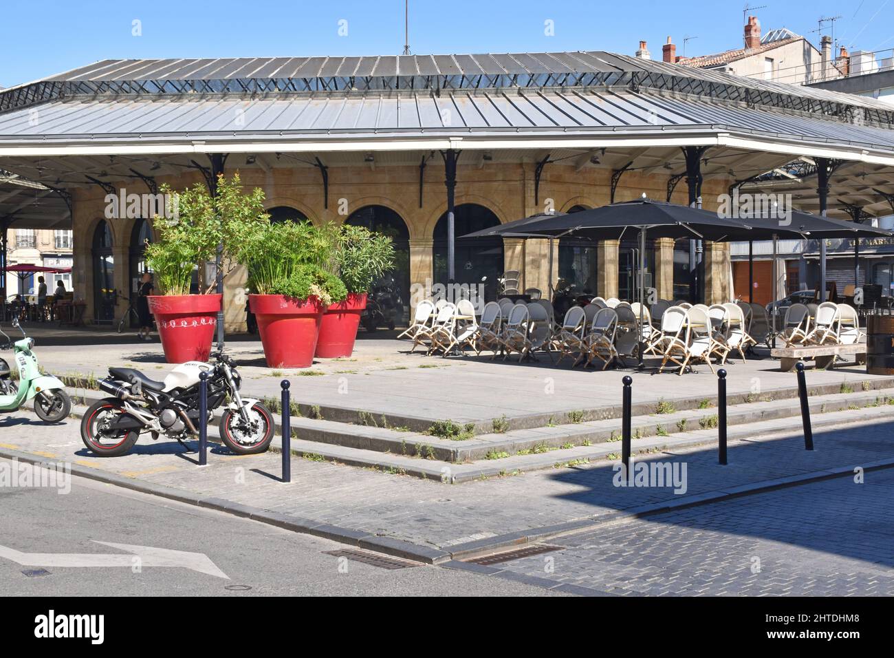 L'elegante mercato coperto ottagonale in ferro incorniciato nel quartiere Chartrons di Bordeaux, Francia, costruito nel 1869, ora trasformato in ristoranti e bar Foto Stock