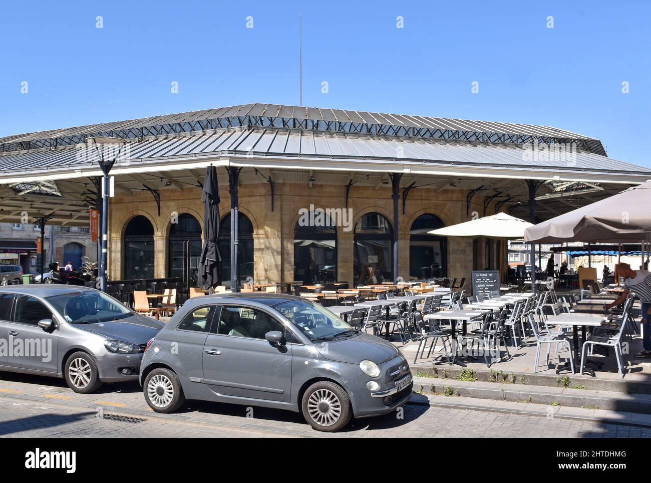L'elegante mercato coperto ottagonale in ferro incorniciato nel quartiere Chartrons di Bordeaux, Francia, costruito nel 1869, ora trasformato in ristoranti e bar Foto Stock