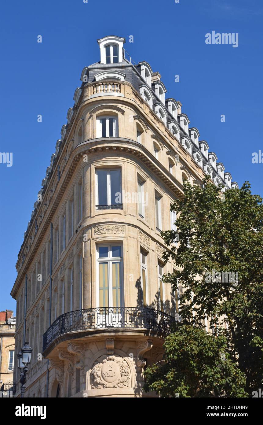 Due terrazze di superbi C19th edifici di appartamenti a Bordeaux si incontrano ad un angolo molto acuto in un angolo curvo, pianificazione della città al suo meglio. Foto Stock