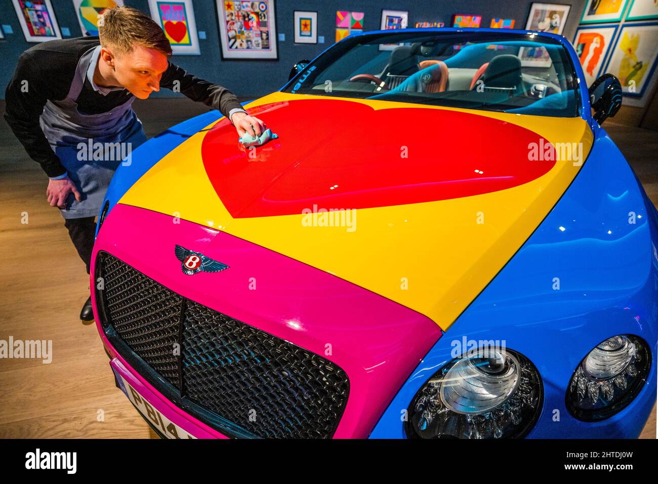 Londra, Regno Unito. 28th Feb 2022. Il primo e unico British Pop Art Bentley al mondo, Un'esclusiva Continental GT V8 S Convertible, frutto di una collaborazione tra Bentley Motors e il padrino della British Pop Art, Sir Peter Blake, 2016. Stima: £300.000-400.000 - Bond Street, con una vasta gamma di oggetti - da opere d'arte, fotografie e cimeli culturali popolari a pezzi di moda e stampe. La vendita avrà luogo giovedì 2 marzo. Credit: Guy Bell/Alamy Live News Foto Stock