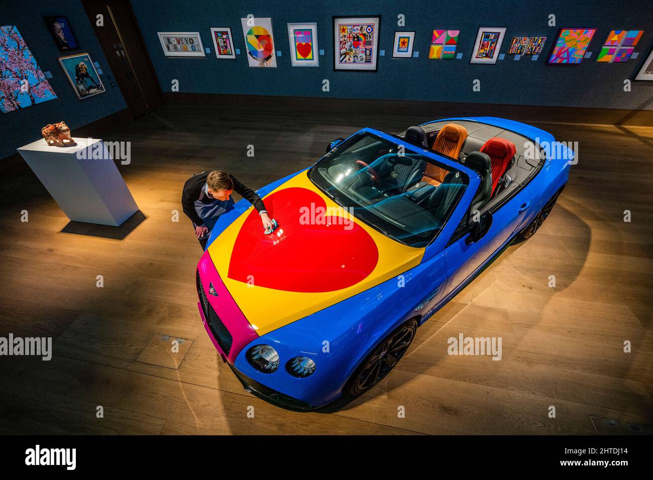 Londra, Regno Unito. 28th Feb 2022. Il primo e unico British Pop Art Bentley al mondo, Un'esclusiva Continental GT V8 S Convertible, frutto di una collaborazione tra Bentley Motors e il padrino della British Pop Art, Sir Peter Blake, 2016. Stima: £300.000-400.000 - Bond Street, con una vasta gamma di oggetti - da opere d'arte, fotografie e cimeli culturali popolari a pezzi di moda e stampe. La vendita avrà luogo giovedì 2 marzo. Credit: Guy Bell/Alamy Live News Foto Stock