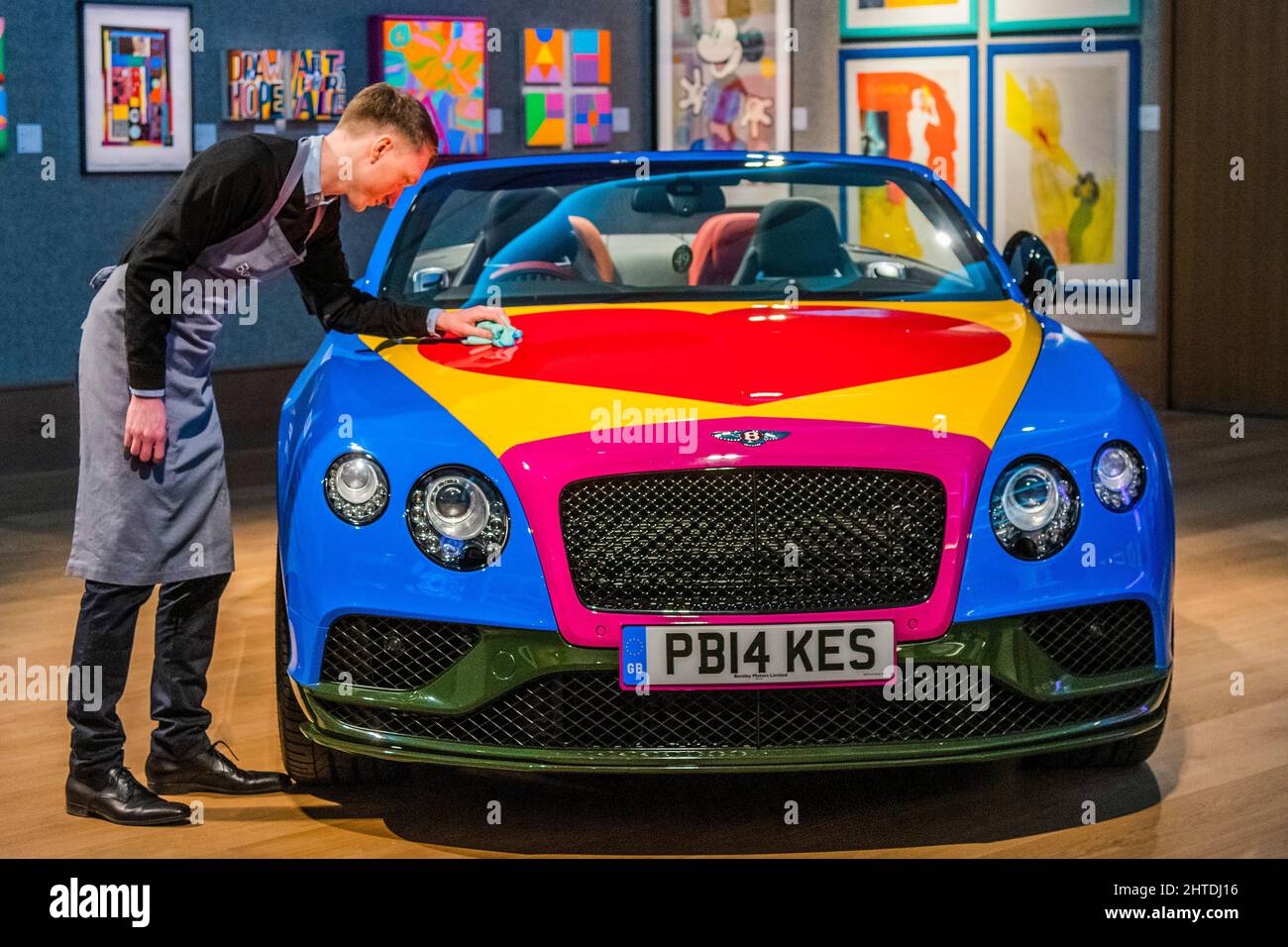 Londra, Regno Unito. 28th Feb 2022. Il primo e unico British Pop Art Bentley al mondo, Un'esclusiva Continental GT V8 S Convertible, frutto di una collaborazione tra Bentley Motors e il padrino della British Pop Art, Sir Peter Blake, 2016. Stima: £300.000-400.000 - Bond Street, con una vasta gamma di oggetti - da opere d'arte, fotografie e cimeli culturali popolari a pezzi di moda e stampe. La vendita avrà luogo giovedì 2 marzo. Credit: Guy Bell/Alamy Live News Foto Stock