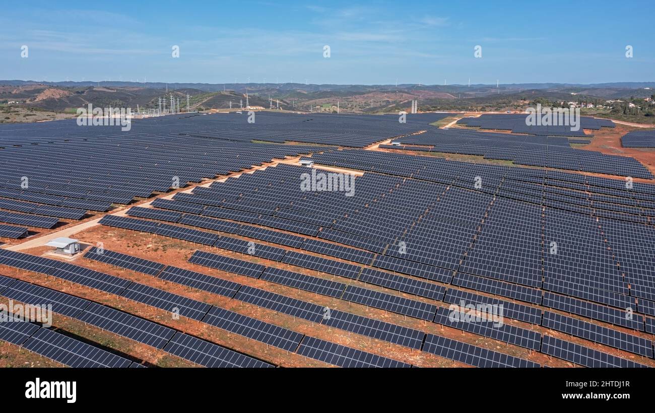 Vista aerea del campo con pannelli solari fotovoltaici eco-compatibili concetto di energia rinnovabile. Foto Stock