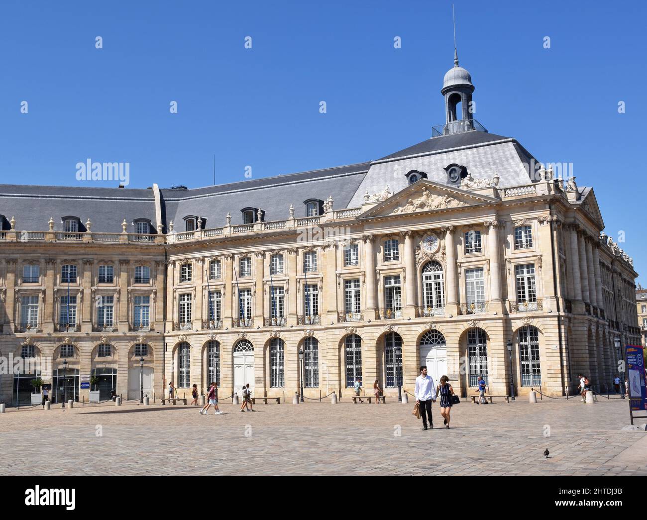 L'Hotel, o Palais de la Bourse di fronte a Place de la Bourse e il fiume Gironde a Bordeaux, originariamente la borsa, ora uffici Govt Foto Stock