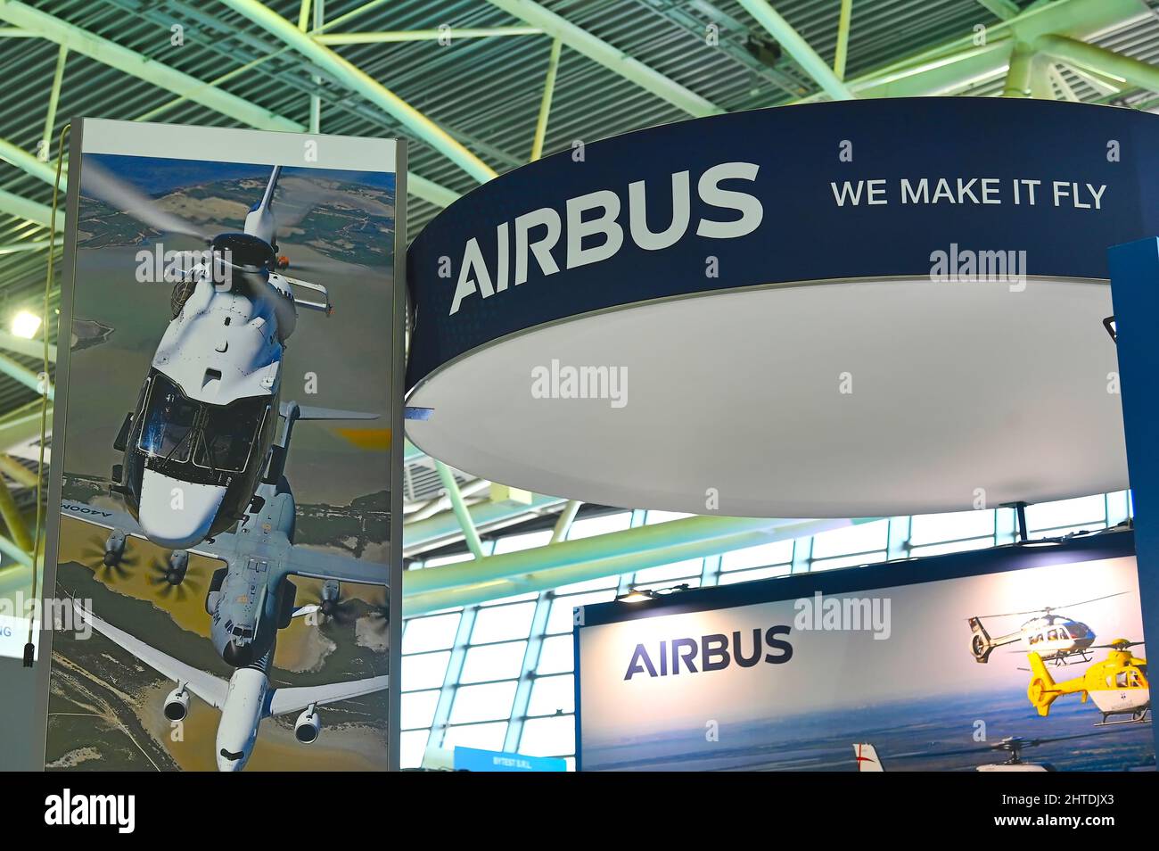 Stand e logo Airbus Aviation Company presso una fiera aerospaziale di Torino Foto Stock