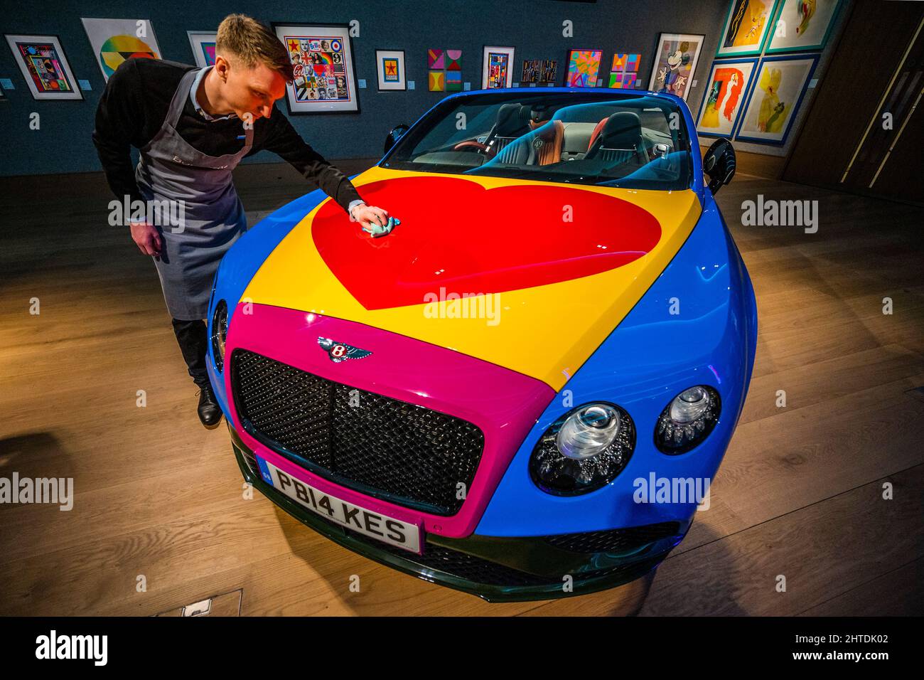 Londra, Regno Unito. 28th Feb 2022. Il primo e unico British Pop Art Bentley al mondo, Un'esclusiva Continental GT V8 S Convertible, frutto di una collaborazione tra Bentley Motors e il padrino della British Pop Art, Sir Peter Blake, 2016. Stima: £300.000-400.000 - Bond Street, con una vasta gamma di oggetti - da opere d'arte, fotografie e cimeli culturali popolari a pezzi di moda e stampe. La vendita avrà luogo giovedì 2 marzo. Credit: Guy Bell/Alamy Live News Foto Stock