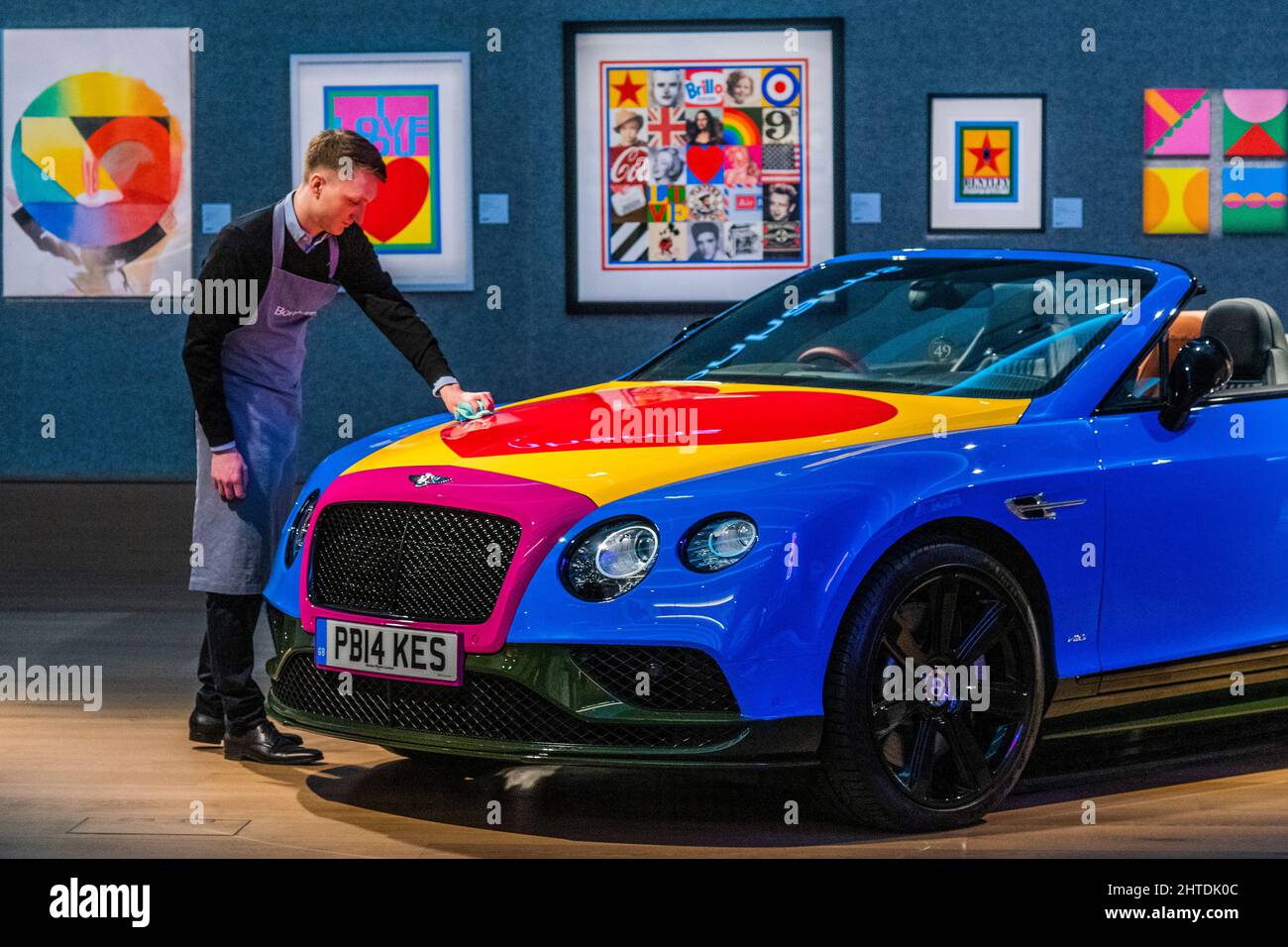 Londra, Regno Unito. 28th Feb 2022. Il primo e unico British Pop Art Bentley al mondo, Un'esclusiva Continental GT V8 S Convertible, frutto di una collaborazione tra Bentley Motors e il padrino della British Pop Art, Sir Peter Blake, 2016. Stima: £300.000-400.000 - Bond Street, con una vasta gamma di oggetti - da opere d'arte, fotografie e cimeli culturali popolari a pezzi di moda e stampe. La vendita avrà luogo giovedì 2 marzo. Credit: Guy Bell/Alamy Live News Foto Stock