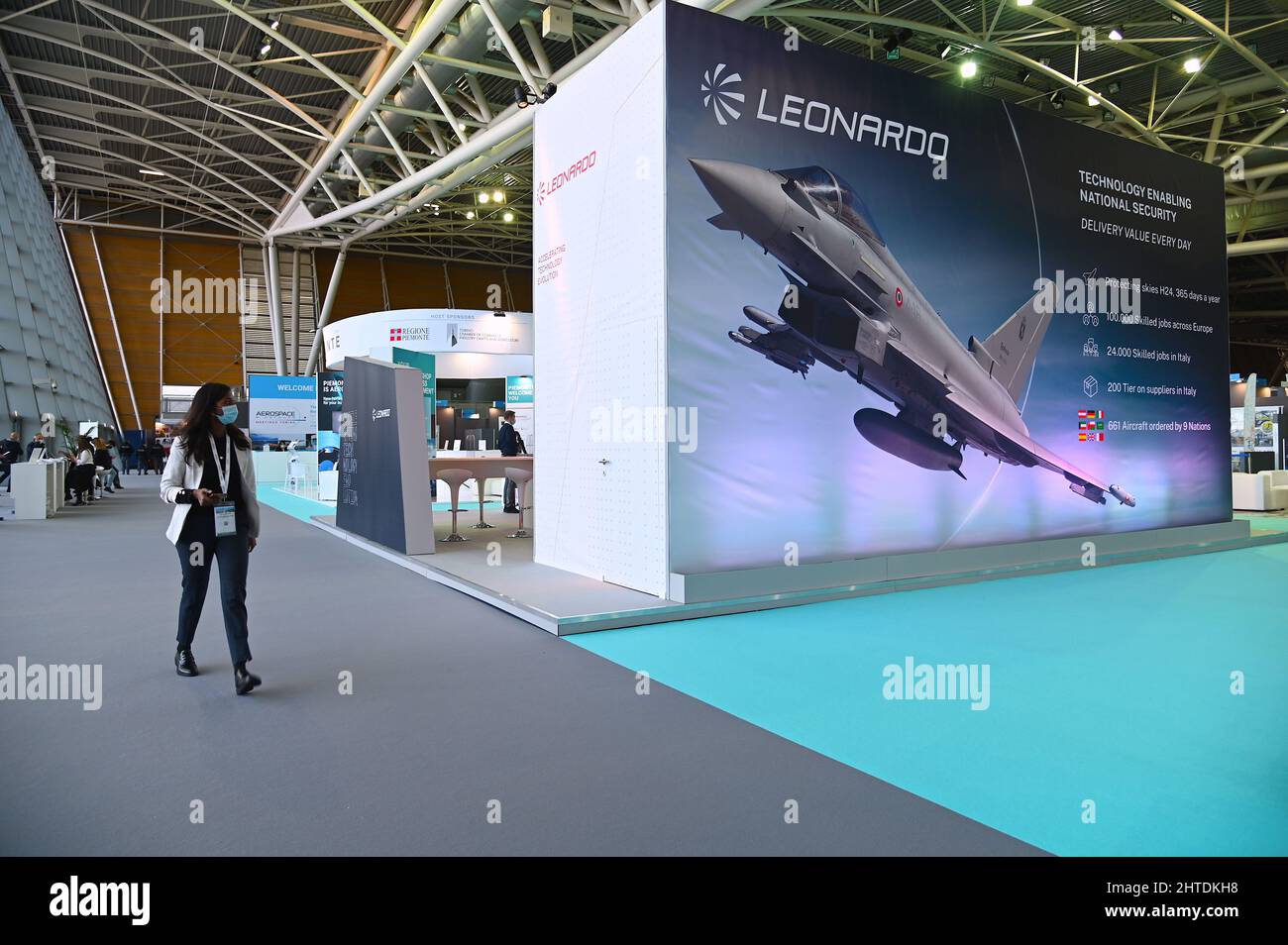 Stand e logo della società Leonardo Aviation and Defense Equipment in una fiera aerospaziale di Torino Foto Stock