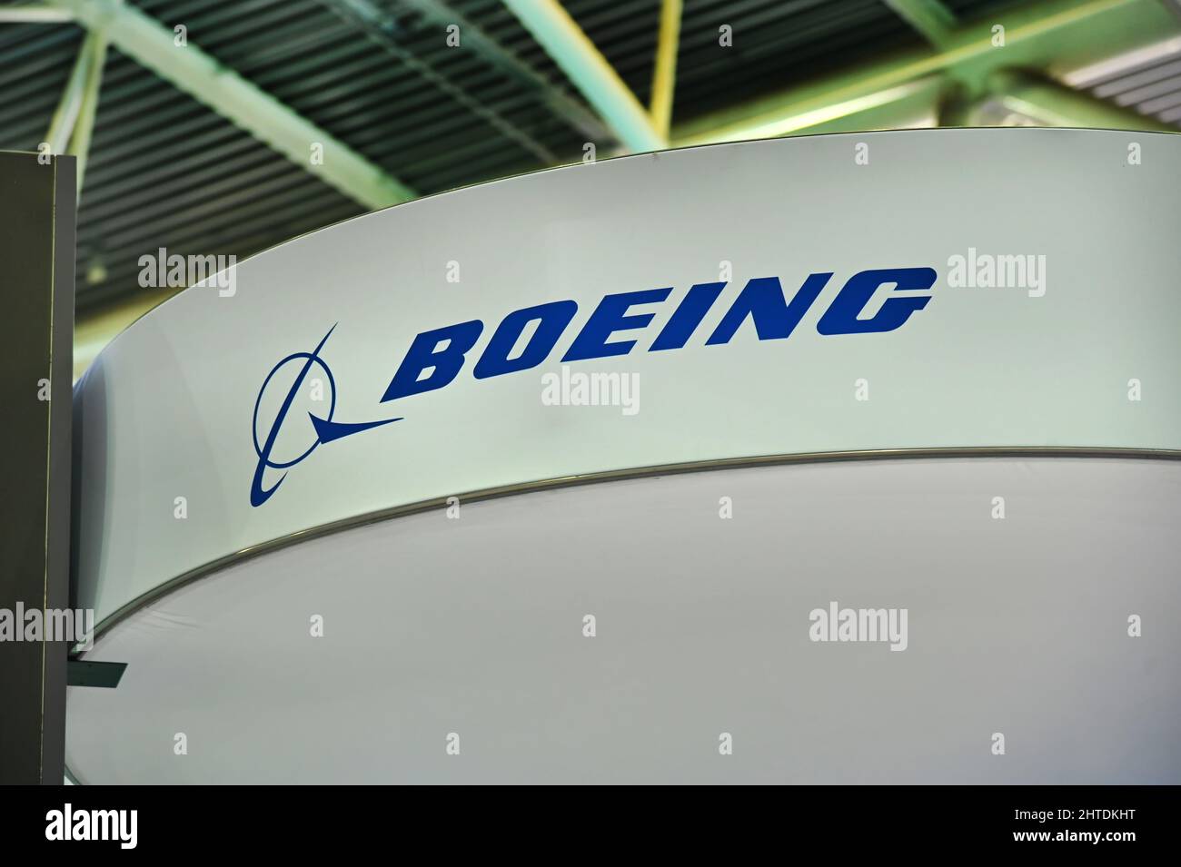 Lo stand e il logo della Boeing per la compagnia di attrezzature per l'aviazione e la difesa in una fiera aerospaziale di Torino Foto Stock