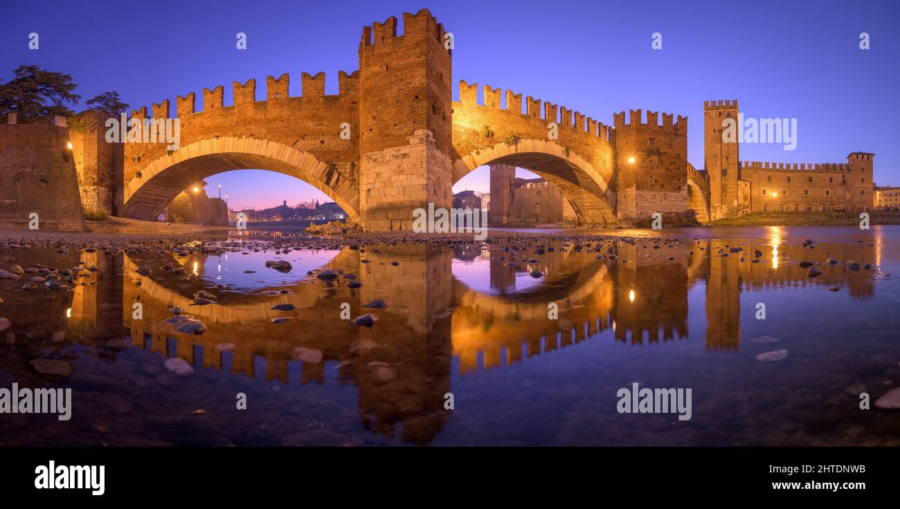 Ponte di Castelvecchio sull'Adige a Verona al crepuscolo. Foto Stock