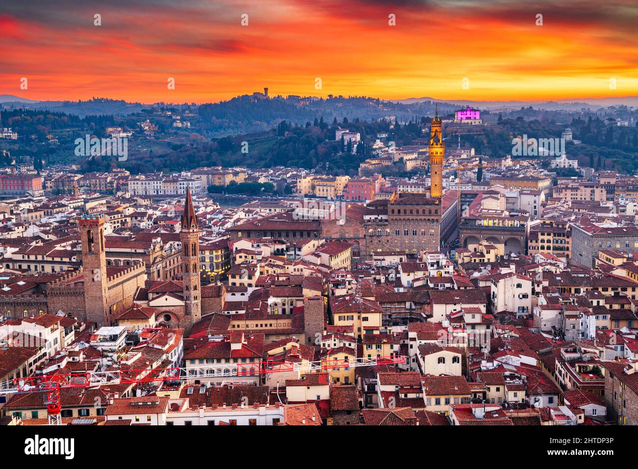 Firenze, Italia vista aerea al tramonto con famosi monumenti storici e torri. Foto Stock