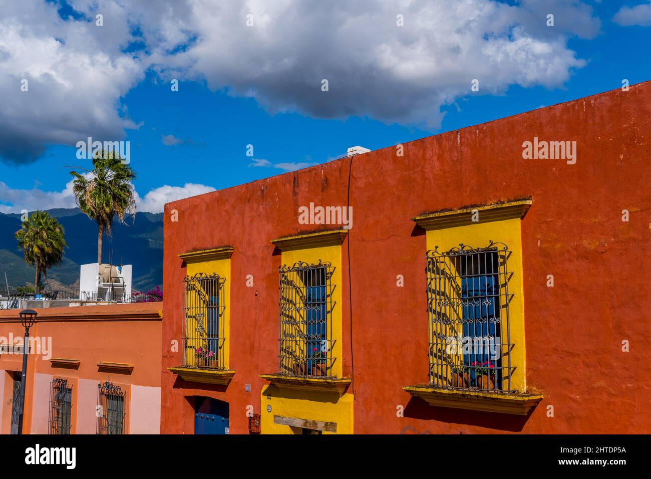 Foto di belle case coloniali colorate nel centro storico Foto Stock