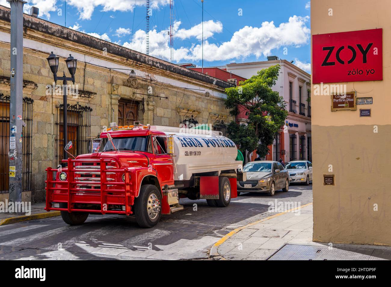 Foto di una strada di un camion d'acqua potabile d'epoca nel centro storico di Oaxaca Foto Stock